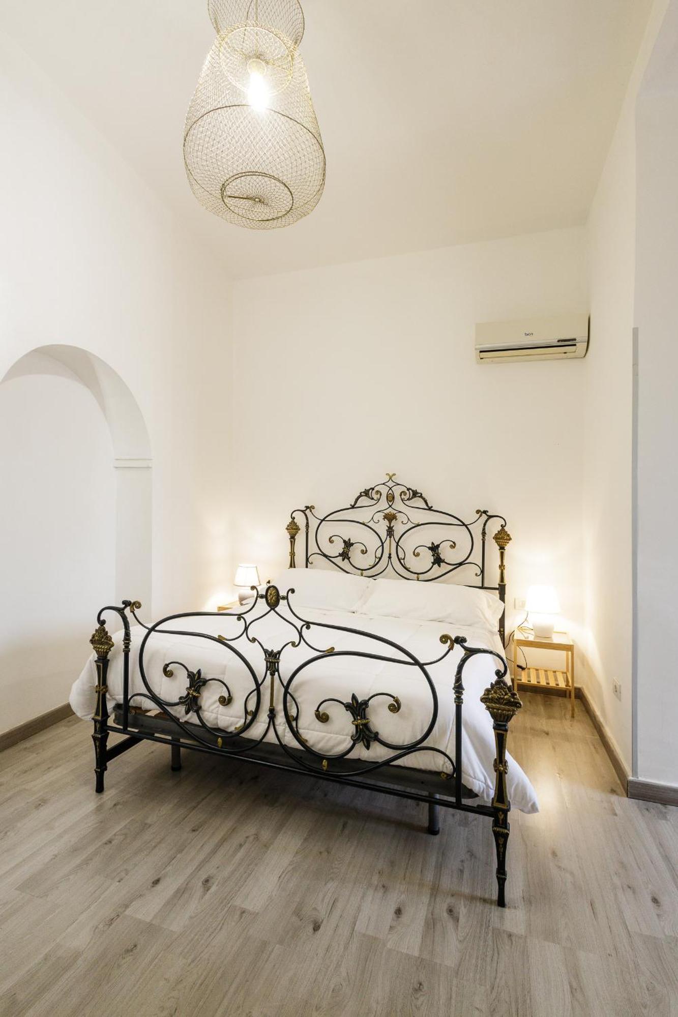 ナポリ Civico13 Bed & Breakfast エクステリア 写真